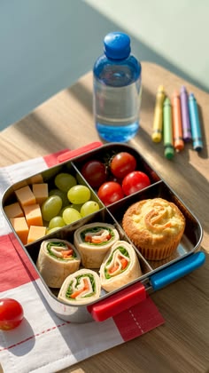 Lonchera con comida saludable y colorida para niños