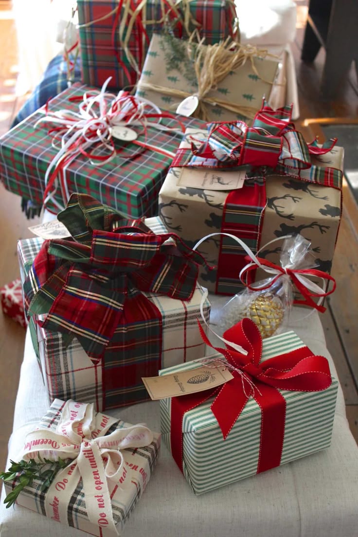 Regalos envueltos con temática navideña de temporada