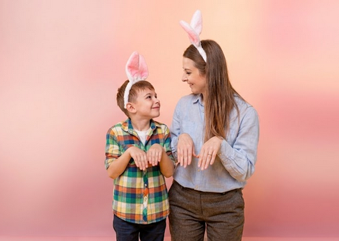 Ale Dávila junto a su hijo compartiendo un momento de amor maternal